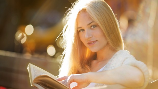 RAGAZZA, SORRISO, LEGGERE