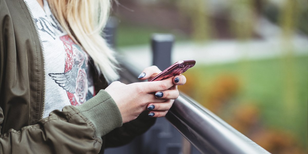 WOMAN,SOCIAL MEDIA,PHONE