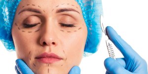 Chirurgia estetica: vale la pena di rischiare la salute per sentirsi belle?