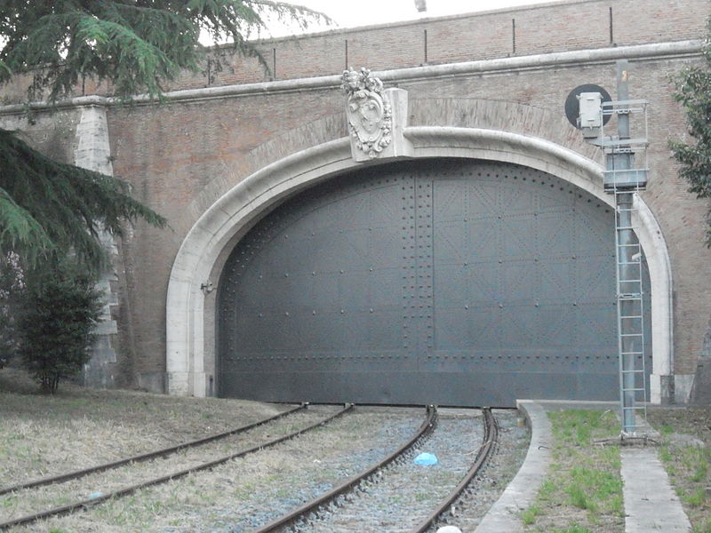 Entrata_ferrovia_vaticana_valico_mura_portone
