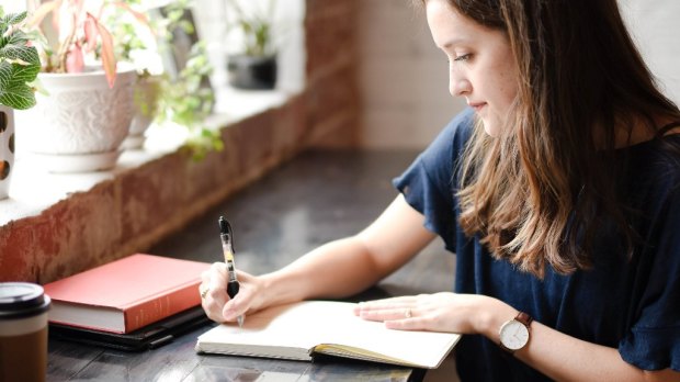 RAGAZZA, QUADERNO, SCRIVERE
