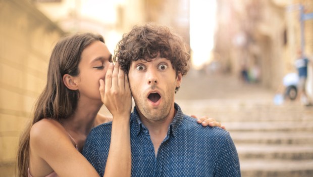 RAGAZZA, RAGAZZO, SUSSURRO