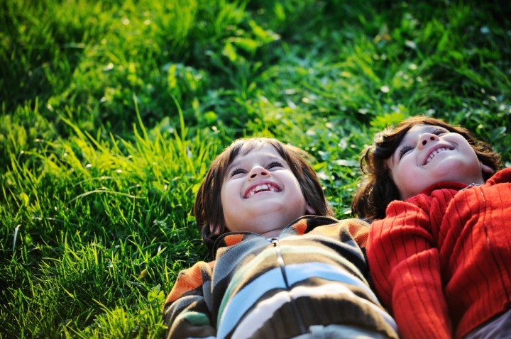 BAMBINI, PRATO, SORRISI