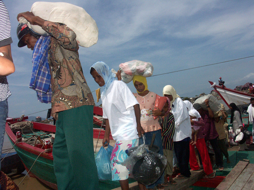 PROFUGHI, INDONESIA, DONNE