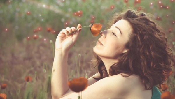 RAGAZZA, PAPAVERO, PRATO