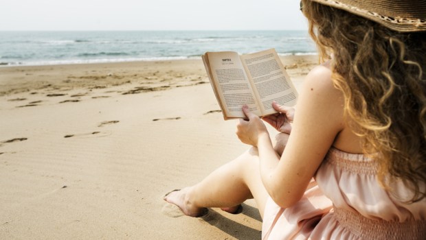 RAGAZZA, LIBRO, SPIAGGIA