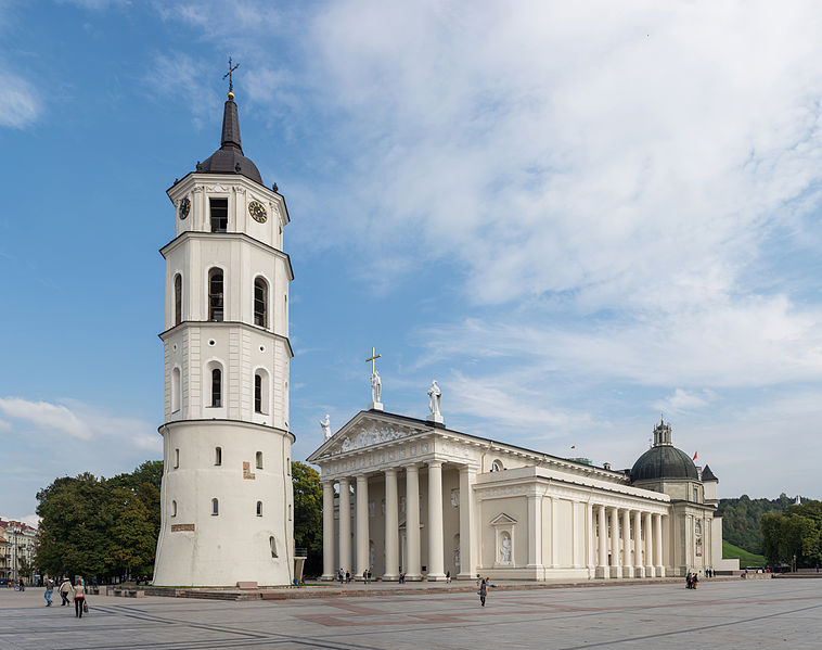 Vilnius_Cathedral_Exterior_2,_Vilnius,_Lithuania_-_Diliff