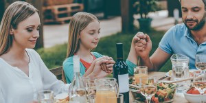 Perché pregare prima di mettersi a tavola?