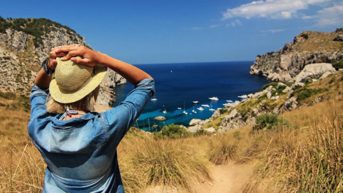 web-woman-single-holidays-seaside-c2a9unsplash