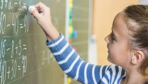 DZIEWCZYNKA W SZKOLE