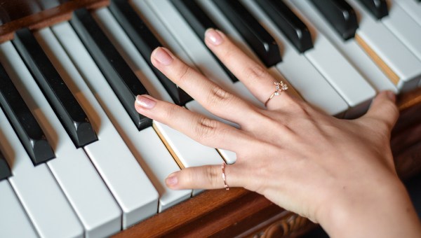 PIANO PLAYER