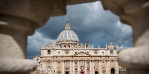 Come conservare la fede quando la Chiesa è colpita da gravi scandali