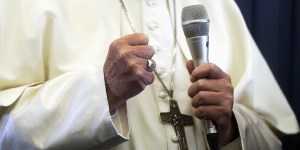 Papa Francesco porta una croce massonica? Smontiamo questa fake news