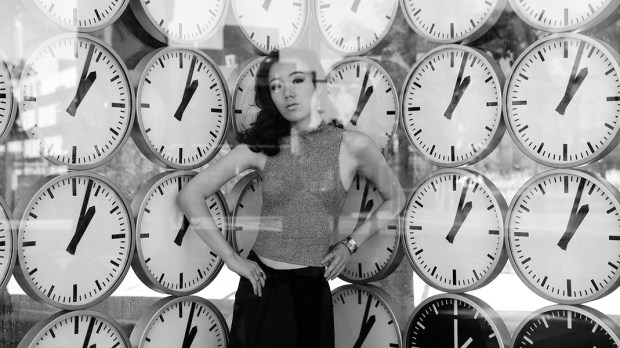 WEB3-WOMAN-CLOCK-TIME-Skaja Lee-(CC BY-SA 2.0) – copia