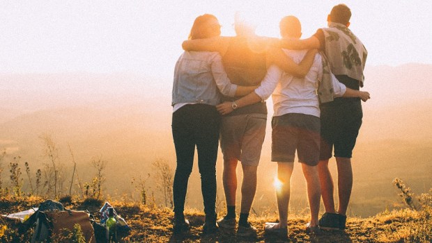 AMICI, TRAMONTO, ABBRACCIO