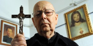 Il primo esorcismo di padre Amorth: si trovò di fronte Lucifero