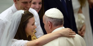 Il Papa: sposarsi non è formalità. E invita a perdonare anche un tradimento (FOTO e VIDEO)
