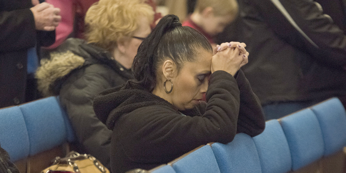 WOMAN,PRAYING,MASS