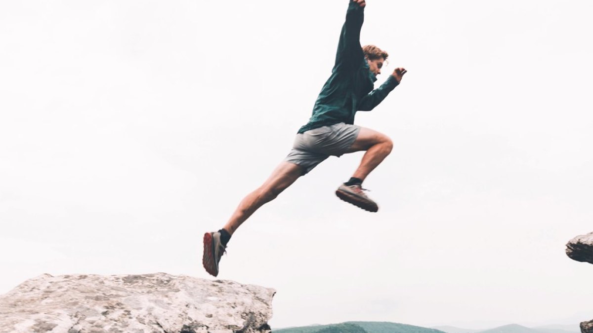 SALTO, RAGAZZO, MONTAGNA