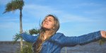 RAGAZZA A BRACCIA APERTE