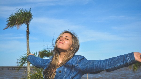 RAGAZZA A BRACCIA APERTE