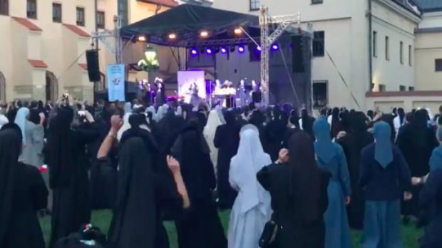 Nuns-dancing-700&#215;438