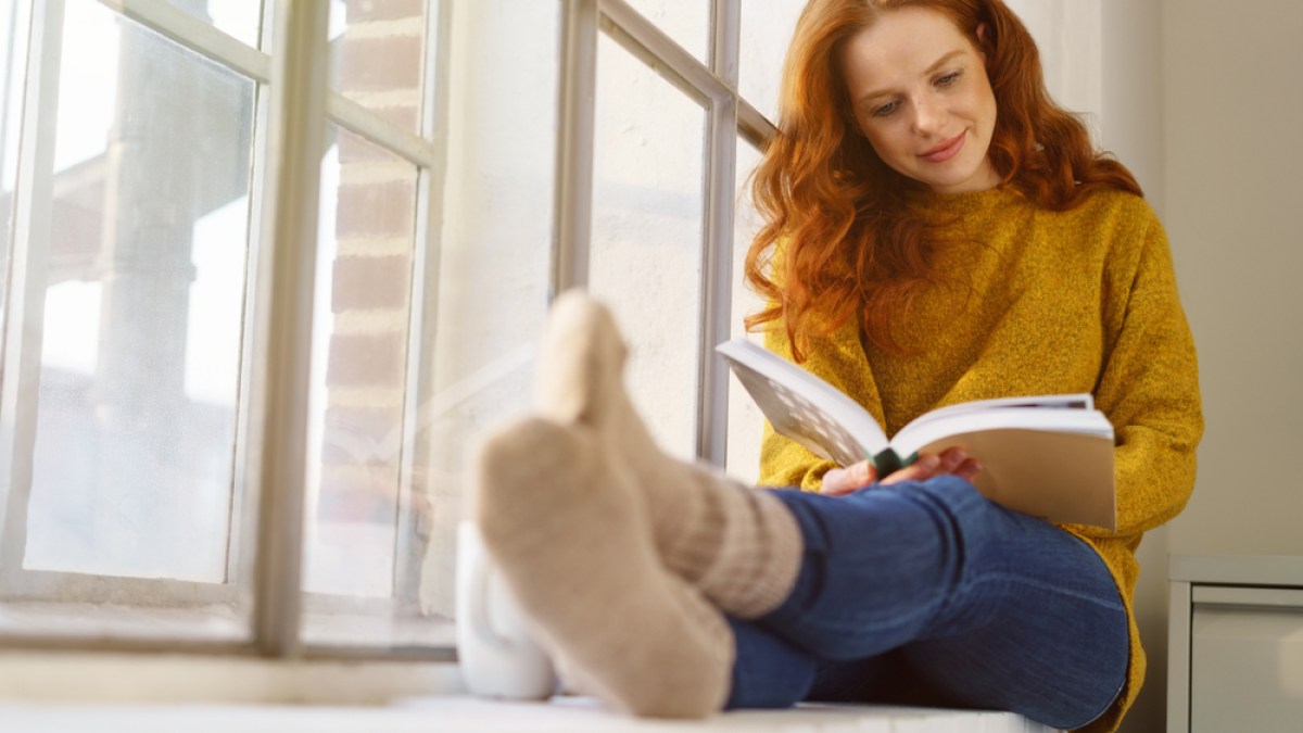 RAGAZZA, LIBRO, FINESTRA