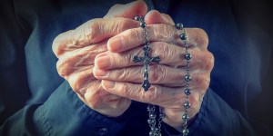 Padre Amorth: vi spiego la potenza del rosario con le parole dei Papi
