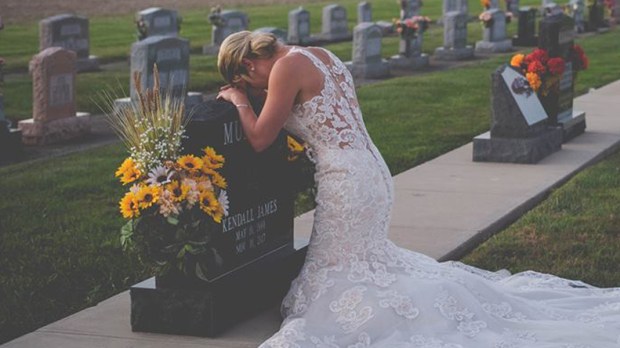 MOURNING,BRIDE,GRAVE