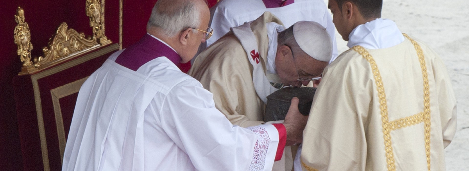 November 24, 2013 : Pope Francis kisses the relics of the Apostle Peter on the altar during a mass at St. Peter’s Square at the Vatican