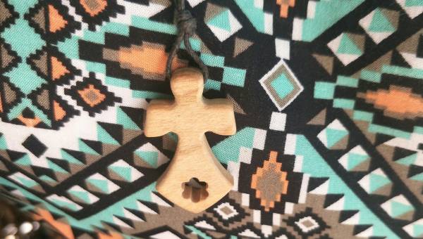 CROCIFISSO AL COLLO DI ZARISH NENO