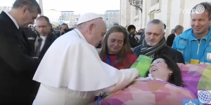 La carezza di Papa Francesco che dona un sorriso alla donna malata di Sla (VIDEO)