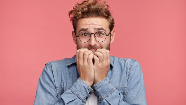 UOMO PAURA SPAVENTATO