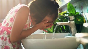 BAMBINA, LAVABO, ACQUA