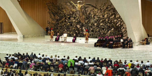 Cos E Quella Scultura Inquietante Dietro Il Papa Nell Aula Paolo Vi