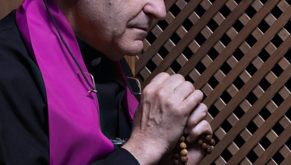 KSIĄDZ W KONFESJONALE