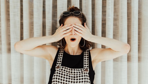 KOBIETA Z ZAMKNIĘTYMI OCZAMI