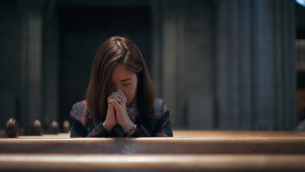 WOMAN PRAY