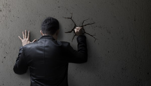 PUGNI CONTRO IL MURO