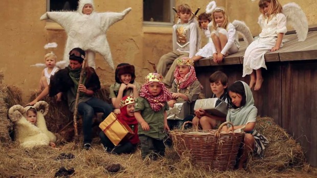 BAMBINI VESTITI COME PERSONAGGI DEL PRESEPE