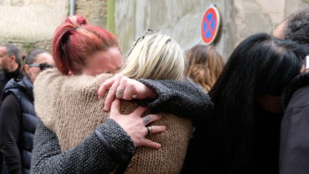 DOLORE DONNE ABBRACCIO