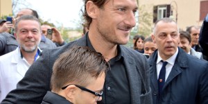 Francesco Totti in visita al Bambin Gesù di Roma: vorrei far parte di questa storia, vi aiuterò (FOTO)