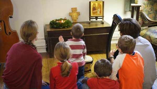 FAMILY PRAYING, ADVENT