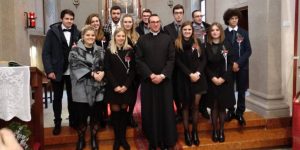 Ragazze in minigonna in chiesa. Ricostruiamo le (vere) parole del parroco di Resia
