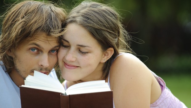 COUPLE READING BOOK