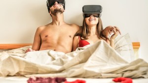 COUPLE WITH VIRTUAL VISOR