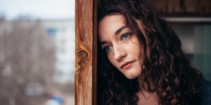 Come distinguere la tristezza buona che ci fa ravvedere da quella che oscura la realtà?