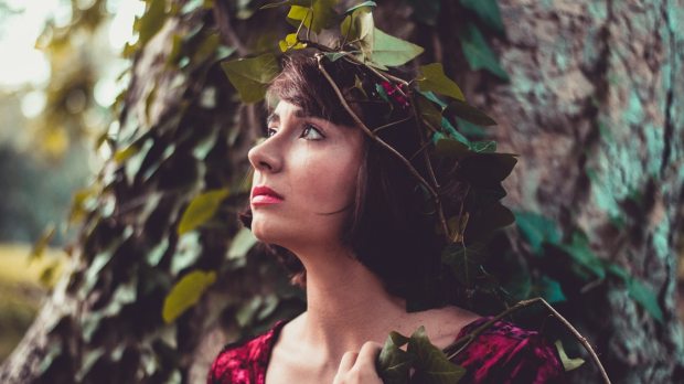 WOMAN;TREE;NATURE;