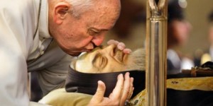 Dalla sveglia ai veleni: tutte le cose in comune tra Padre Pio e il Papa