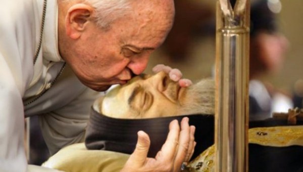 PAPIEŻ FRANCISZEK CAŁUJE OJCA PIO